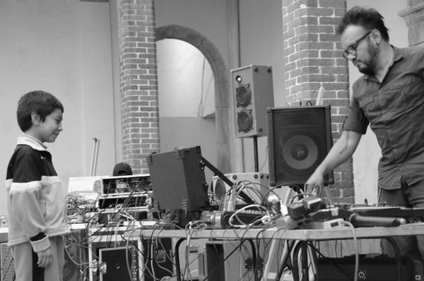 Juan José Rivas  en el concierto anticipado del primer encuentro de música experimental y arte sonora en Tlaxco/Tlaxcala