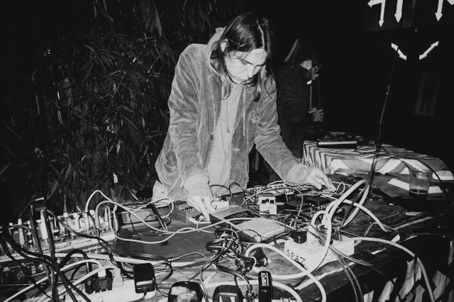 Alejandro Tux  en el concierto anticipado del primero encuentro de música experimental y arte sonora en Tlaxco/Tlaxcala